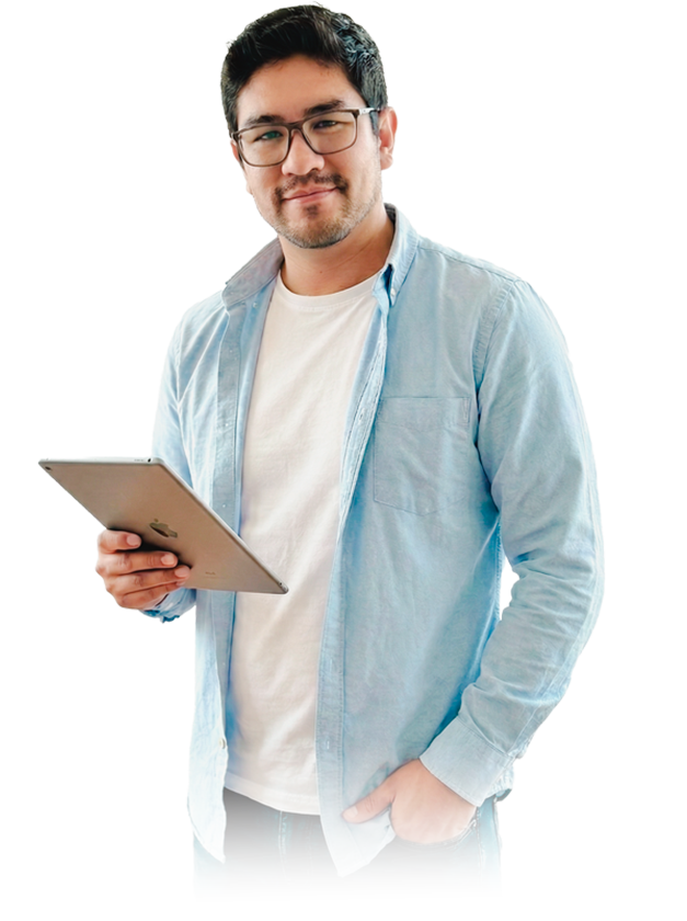 Instructor de la Tribu Creativa sosteniendo una tablet